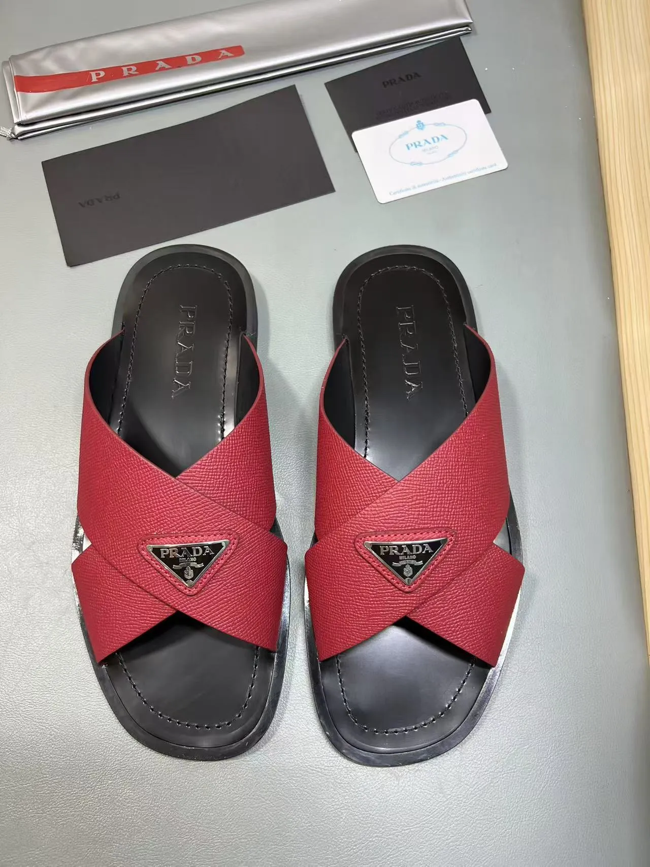 340💰PRADA Prada’s latest slippers are synchronized with the official website. This slipper is made of the brand’s unique and iconic Saffiano leather. The brand logo jumps out from the double straps, and the brand style is clearly visible. Cowhide gives men elegant charm and functional design, making it an ideal choice for vacation and leisure. Size:38-45